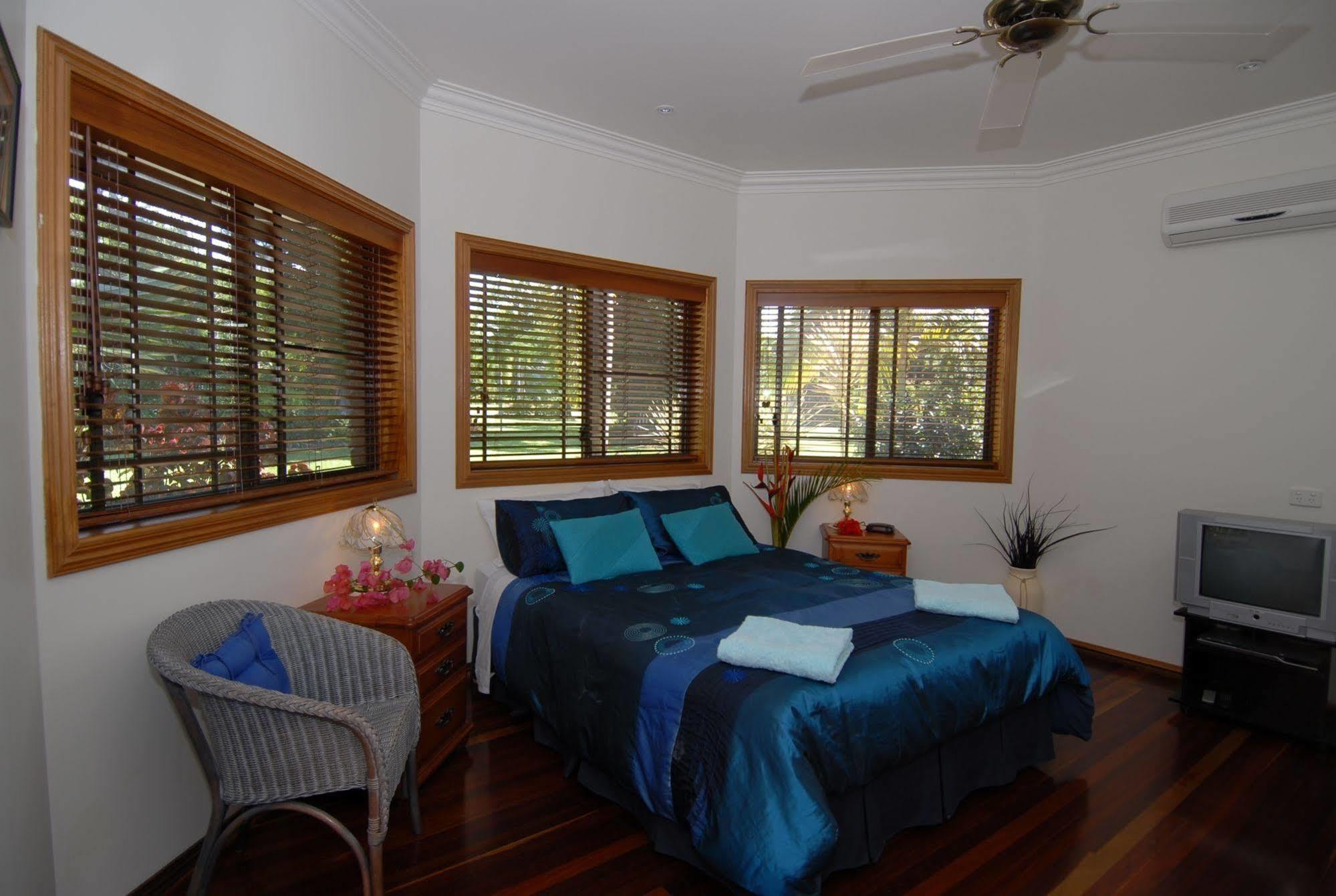 Hibiscus Lodge Bed & Breakfast Wongaling Beach Exterior photo